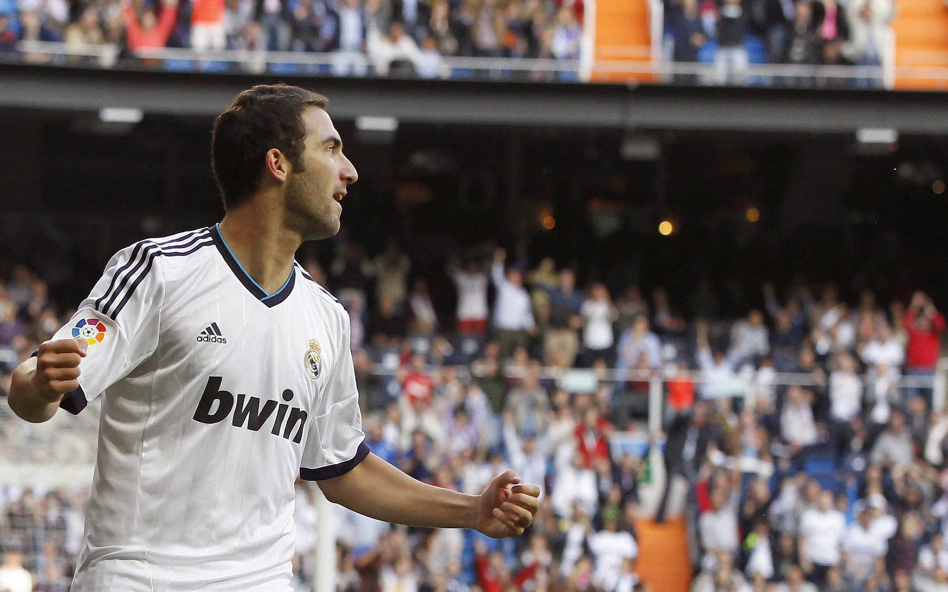 田径赛场焦点!美国队对阵法国队,历史性突破,球队首次挺进决赛